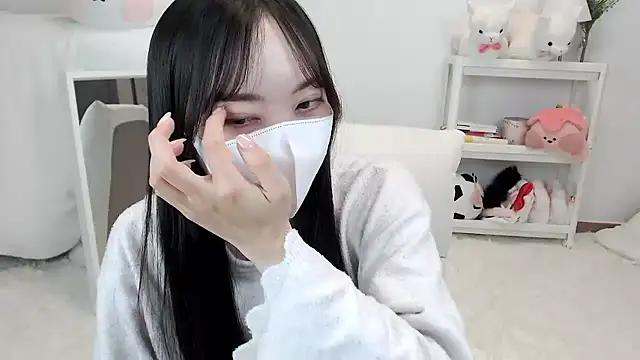 momo room online show from May 4, 2026, 12:34 pm