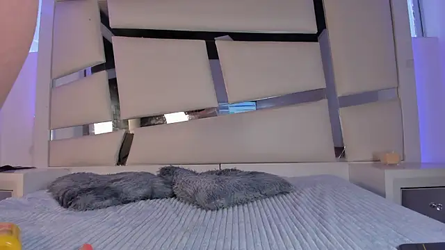 chrystal js online show from March 9, 2026, 1:15 pm