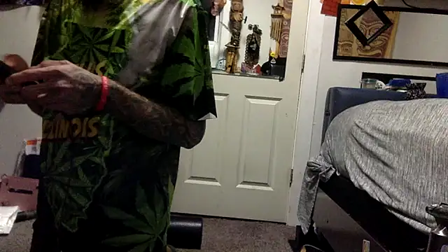 Snapshot of Robriguezxxx chatting on January 15, 2025, 4:15 am Robriguezxxx online show from January 15, 2025, 4:15 am