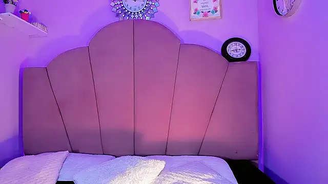 ValeriaAguilar online show from October 31, 2025, 8:43 pm