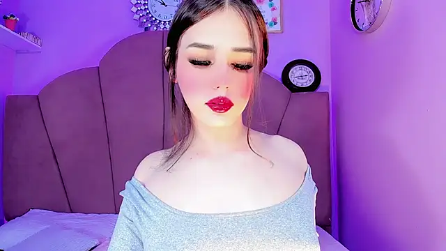 ValeriaAguilar online show from November 1, 2025, 8:33 pm