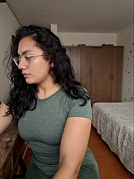 Thaliacooper  online show from October 29, 2025, 5:36 pm