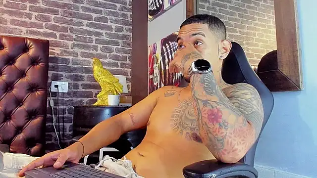 Snapshot of Damian09_ chatting on November 12, 2025, 5:24 pm Damian09 online show from November 12, 2025, 5:24 pm