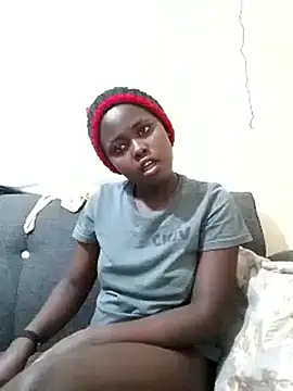 Sweetcecie01 online show from September 12, 2025, 9:04 pm