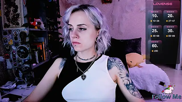 Snapshot of NaniMoore chatting on October 6, 2025, 9:56 pm NaniMoore online show from October 6, 2025, 9:56 pm