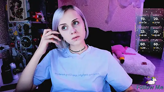 Snapshot of NaniMoore chatting on November 1, 2025, 8:11 pm NaniMoore online show from November 1, 2025, 8:11 pm