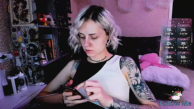 Snapshot of NaniMoore chatting on November 5, 2025, 8:20 pm NaniMoore online show from November 5, 2025, 8:20 pm