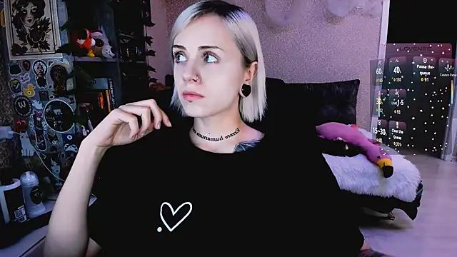 Snapshot of NaniMoore chatting on November 6, 2025, 8:32 pm NaniMoore online show from November 6, 2025, 8:32 pm