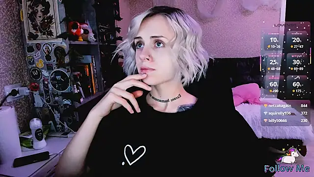 Snapshot of NaniMoore chatting on November 7, 2025, 9:04 pm NaniMoore online show from November 7, 2025, 9:04 pm