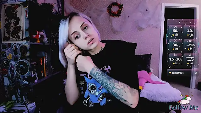 Snapshot of NaniMoore chatting on November 8, 2025, 9:02 pm NaniMoore online show from November 8, 2025, 9:02 pm