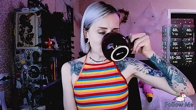 Snapshot of NaniMoore chatting on November 9, 2025, 8:18 pm NaniMoore online show from November 9, 2025, 8:18 pm