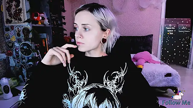 Snapshot of NaniMoore chatting on November 12, 2025, 8:08 pm NaniMoore online show from November 12, 2025, 8:08 pm