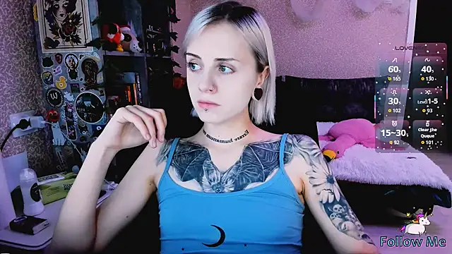 Snapshot of NaniMoore chatting on November 13, 2025, 8:08 pm NaniMoore online show from November 13, 2025, 8:08 pm