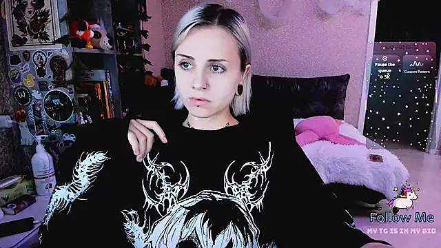 Snapshot of NaniMoore chatting on November 14, 2025, 9:02 pm NaniMoore online show from November 14, 2025, 9:02 pm