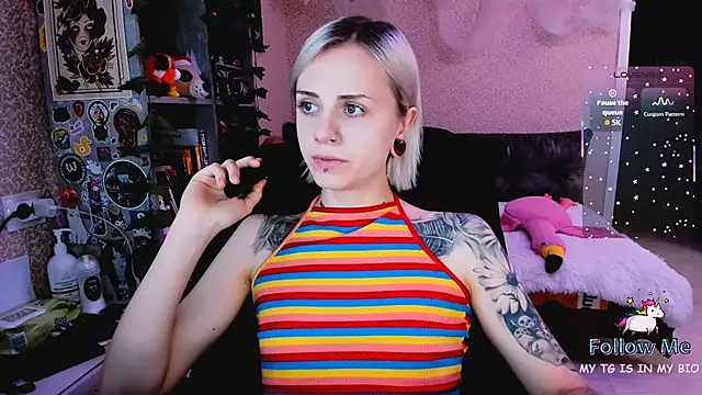 Snapshot of NaniMoore chatting on November 16, 2025, 8:36 pm NaniMoore online show from November 16, 2025, 8:36 pm