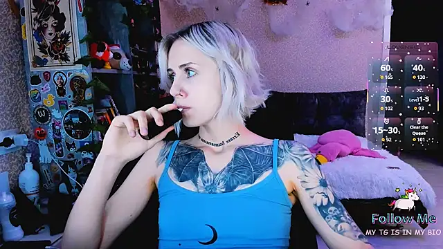 Snapshot of NaniMoore chatting on November 28, 2025, 8:22 pm NaniMoore online show from November 28, 2025, 8:22 pm