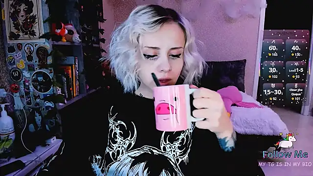 Snapshot of NaniMoore chatting on November 30, 2025, 8:35 pm NaniMoore online show from November 30, 2025, 8:35 pm