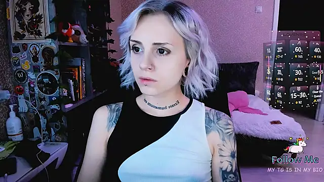 Snapshot of NaniMoore chatting on December 4, 2025, 8:17 pm NaniMoore online show from December 4, 2025, 8:17 pm