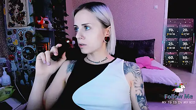 Snapshot of NaniMoore chatting on December 5, 2025, 8:05 pm NaniMoore online show from December 5, 2025, 8:05 pm