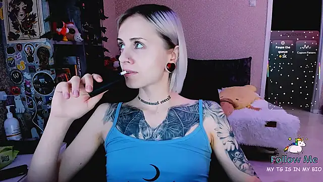 Snapshot of NaniMoore chatting on December 13, 2025, 10:04 pm NaniMoore online show from December 13, 2025, 10:04 pm