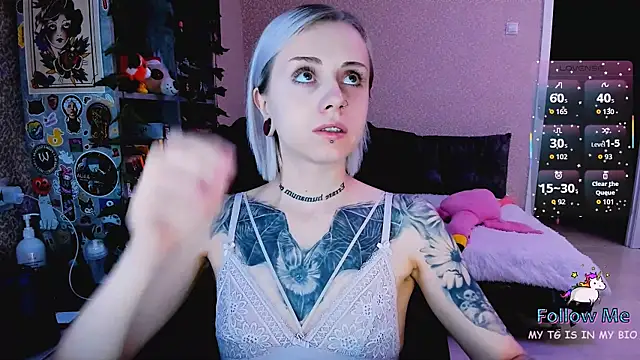 Snapshot of NaniMoore chatting on December 14, 2025, 9:08 pm NaniMoore online show from December 14, 2025, 9:08 pm