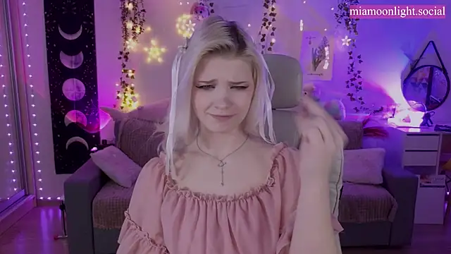 Moonlight Mia online show from March 8, 2025, 7:20 pm