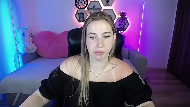 Snapshot of SabrinViolet chatting on July 6, 2026, 8:22 am SabrinViolet online show from July 6, 2026, 8:22 am