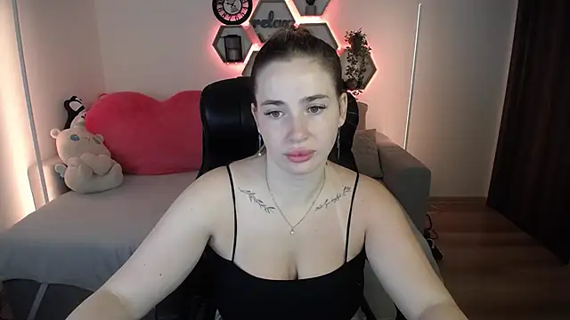 Snapshot of SabrinViolet chatting on July 13, 2026, 8:06 am SabrinViolet online show from July 13, 2026, 8:06 am