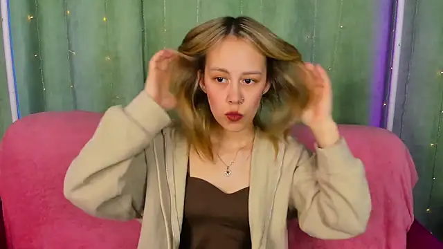 Snapshot of SofiaSolar chatting on April 6, 2026, 4:46 am SofiaSolar online show from April 6, 2026, 4:46 am