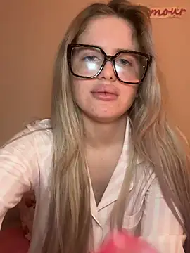 Holly-Glamour online show from February 6, 2026, 4:28 am