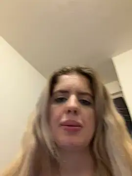 Snapshot of Holly-Glamour chatting on June 17, 2026, 1:45 pm Holly-Glamour online show from June 17, 2026, 1:45 pm