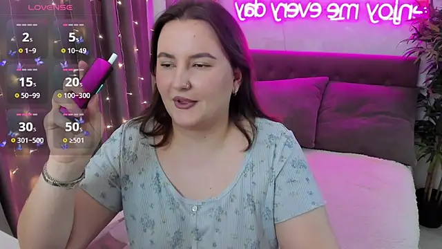 FeralPeach online show from December 17, 2025, 5:46 am