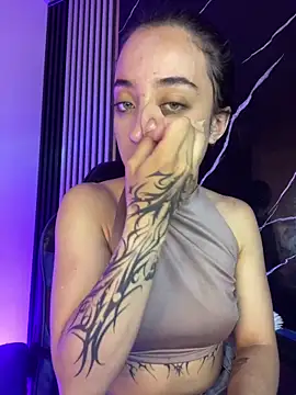 Snapshot of Ady_18 chatting on November 7, 2025, 7:14 pm Ady 18 online show from November 7, 2025, 7:14 pm