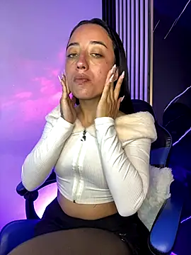 Snapshot of Ady_18 chatting on December 4, 2025, 6:27 pm Ady 18 online show from December 4, 2025, 6:27 pm