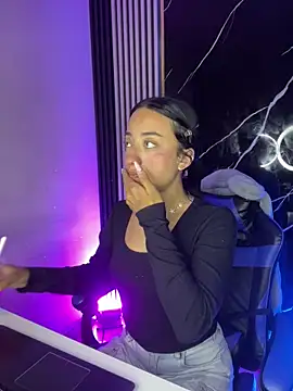 Snapshot of Ady_18 chatting on December 17, 2025, 8:15 pm Ady 18 online show from December 17, 2025, 8:15 pm