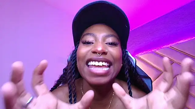 Queen perla  online show from March 21, 2025, 3:24 pm