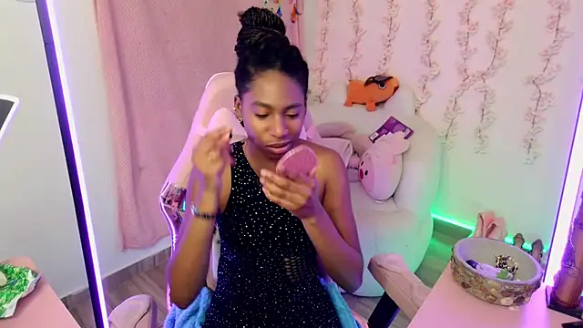 Queen perla  online show from December 18, 2025, 8:04 pm