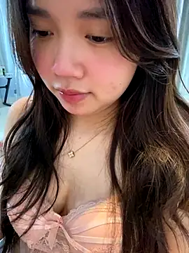 Snapshot of Hotellinh12 chatting on December 18, 2025, 5:13 am Hotellinh12 online show from December 18, 2025, 5:13 am