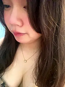 Snapshot of Hotellinh12 chatting on January 13, 2026, 5:57 am Hotellinh12 online show from January 13, 2026, 5:57 am