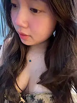 Snapshot of Hotellinh12 chatting on March 10, 2026, 7:02 am Hotellinh12 online show from March 10, 2026, 7:02 am