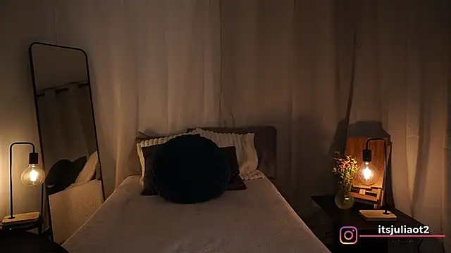 mssjulia online show from May 25, 2026, 1:11 am