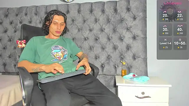 Snapshot of marcus_smithh chatting on December 4, 2024, 10:46 am marcus smithh online show from December 4, 2024, 10:46 am