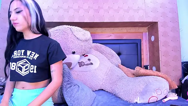 SofiAndNicol online show from November 28, 2025, 10:51 am