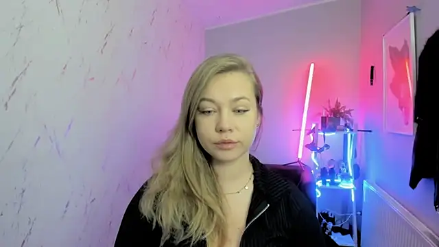 holly xglam online show from November 21, 2025, 9:13 pm