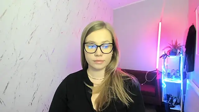 holly xglam online show from December 21, 2025, 8:49 pm