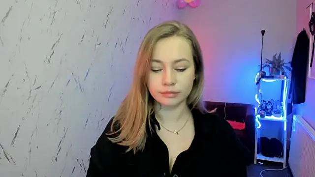 holly xglam online show from February 4, 2026, 7:53 pm