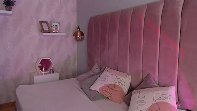 Snapshot of LeenaBrown chatting on November 9, 2025, 3:10 pm LeenaBrown online show from November 9, 2025, 3:10 pm