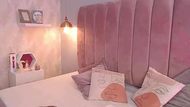 Snapshot of LeenaBrown chatting on November 20, 2025, 1:00 pm LeenaBrown online show from November 20, 2025, 1:00 pm