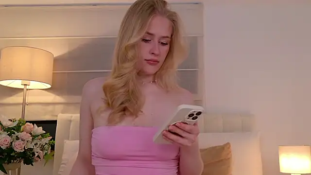 JuliaJaee online show from March 17, 2026, 6:44 pm