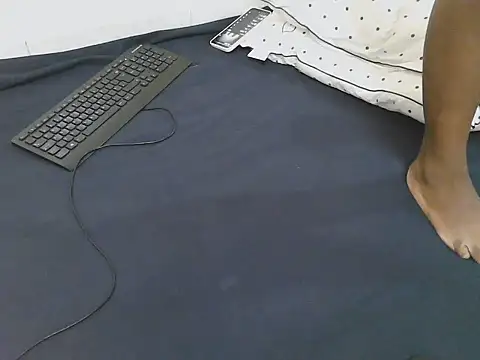 lella-0 online show from April 4, 2026, 9:40 am